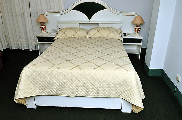 포토 JPG 해외이미지 디자인 시계 가구 백그라운드 쿠션 창문 베개 침구 호텔 휴식 주택 사람없음 내부 목재 장식 갈색 유행 문 침실 방 침대 램프 직물 잠 커튼 재산 고급 우아함 야간 담요 실크 안락 해외202004 해외포토 자연요소 나무 컬러 생활용품 컨셉 재료 숙소 조명 건물 금융 파일형식 이미지허브