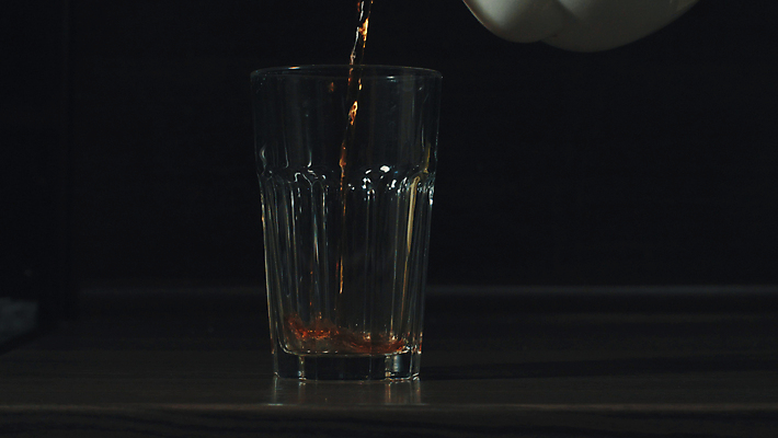 포토 JPG 해외이미지 음료 유리 탁자 아파트 주택 주류 사람없음 내부 주방 검은색 신선 뜨거움 붓기 닫기 해외202004 해외포토 컬러 가구 모션 재질 건물 파일형식 이미지허브