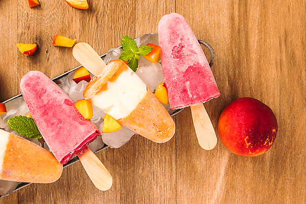 포토 JPG 해외이미지 쟁반 실내 사람없음 얼음 달콤 시원함 민트 상큼 자두 과일조각 막대아이스크림 나무배경 해외202004 해외포토 자연요소 조각 백그라운드 과일 아이스크림 내부 맛 허브 파일형식 이미지허브