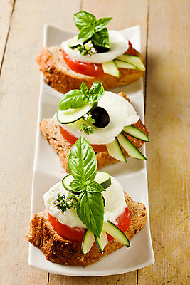 포토 JPG 해외이미지 빵 토마토 오이 샌드위치 사람없음 모짜렐라치즈 카프레제 해외202004 해외포토 음식 채소 치즈 샐러드 파일형식 이미지허브