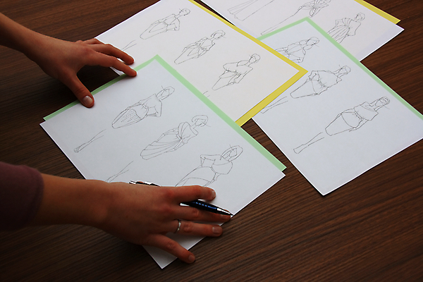 포토 JPG 해외이미지 모델 직업 라이프스타일 손 디자인 응시 드레스 옷 여자 종이 일러스트 탁자 직장 창조 사람없음 그래픽 사무실 유행 직물 작업 작업실 디자이너 스케치 싱글 그림 재단사 스타일 해외202004 해외포토 시선 가구 회사 비즈니스 미술 사람 생활 신체부위 파일형식 이미지허브