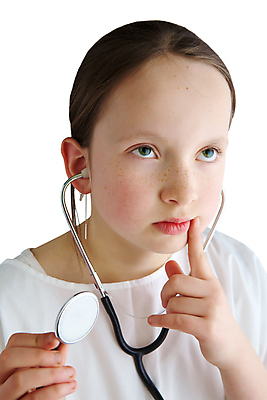 포토 JPG 해외이미지 직업 라이프스타일 응시 여자 얼굴 어린이 청진기 놀이 미래 건강 병원 실험 한명 사람 약 듣기 환자 간호사 의사 코트 게임 흰색 가운 작업 선택 질병 작음 집중 걸음마 돌봄 배려 인내 헬프 해외202004 해외포토 1 시선 옷 컬러 컨셉 의학 의료기기 모션 생활 신체부위 외투 의료진 도움 크기 파일형식 이미지허브