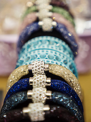 포토 JPG 해외이미지 전통 디자인 아시아 문화 결혼 백그라운드 장신구 팔찌 유리 선물 미술 동양인 사람없음 장식 빨간색 빛 컬러풀 유행 상점 금속 흰색 축하 시장 황금 고급 우아함 보석 인도인 고립 스타일 해외202004 해외포토 외국인 나라 컬러 컨셉 재질 문화예술 인종 이벤트 광석 파일형식 이미지허브