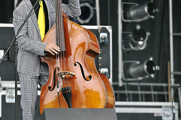 포토 JPG 해외이미지 모양 1 교육 남자 어린이 음악 백그라운드 놀이 기술 미술 서기 사람없음 야외 목재 컬러풀 갈색 노란색 검은색 콘서트 음악가 흰색 기구 도구 막대기 클래식 바이올린 오브젝트 예술가 오케스트라 뮤지컬 해외202004 해외포토 나무 직업 컬러 컨셉 재료 모션 현악기 문화예술 사람 공연 악단 파일형식 이미지허브