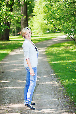 포토 JPG 해외이미지 백인 1 라이프스타일 응시 여자 도로 청소년 한명 사람 야외 세로 30대 금발 걷기 카메라 우주 정원 재킷 흰색 청바지 선택 떨어짐 숲 해외202004 해외포토 서양인 헤어스타일 시선 길 컬러 컨셉 바지 교통시설 모션 생활 장년 전자제품 외투 파일형식 이미지허브