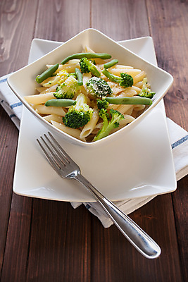 포토 JPG 해외이미지 접시 음식 포크 다이어트 채소 콩 파스타 사람없음 빛 저녁식사 이탈리아 추위 신선 맛 브로콜리 먹이 준비 점심식사 채식주의자 펜네 비건 해외202004 해외포토 식기 유럽 컨셉 곡류 서양음식 건강 식사 채식 파일형식 이미지허브