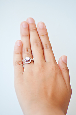 포토 JPG 해외이미지 모델 손 여자 결혼 장신구 손가락 사람없음 유행 반지 화려 우아함 크리스탈 보석 피부 그림 다이아몬드 스타일 해외202004 해외포토 컨셉 사람 이벤트 신체부위 광석 파일형식 이미지허브