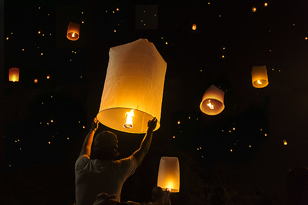 포토 JPG 해외이미지 남자 한명 상반신 성인 야외 뒷모습 빛 잡기 야간 풍등 풍등날리기 풍등놀이 풍등행사 성인남자한명만 풍등축제 해외202004 해외포토 자연요소 1 뷰포인트 모션 놀이 조명 사람 이벤트 등축제 남자한명만 성인남자만 파일형식 이미지허브