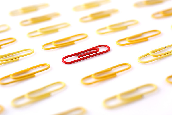 포토 JPG 해외이미지 종이 백그라운드 비즈니스 학교 문구용품 사람없음 사무실 노란색 쪽지 흰색 도구 그룹 오브젝트 클립 잠금해제 해외202004 해외포토 교육 컬러 파일형식 이미지허브