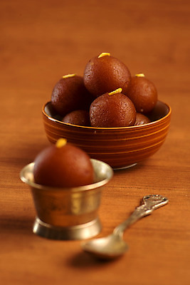 포토 JPG 해외이미지 전통 접시 음식 다이어트 공 디저트 요리 동양인 사람없음 갈색 파티 숟가락 축제 식사 우유 튀김 축하 대접 원형 사발 달콤 맛 냄비 폐기물 설탕 인도인 시럽 아몬드 칼로리 북쪽 경단 고립 깊이 라마단 인기 피스타치오 해외202004 해외포토 도형 외국인 식기 컬러 컨셉 유제품 수저 건강 인종 이벤트 견과류 사기그릇 솥 쓰레기 방향 파일형식 이미지허브