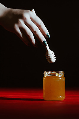 포토 JPG 해외이미지 손 꽃 음식 백그라운드 오렌지 재료 유리 탁자 디저트 건강 사람없음 목재 갈색 노란색 주방 시골 신선 잡기 항아리 투명 액체 막대기 황금 붓기 닫기 달콤 떨어짐 약초 컨테이너 국자 꽃가루 시럽 아몬드 패키지 꿀 벌집 내추럴 구성 밀랍 바이오 어려움 해외202004 해외포토 나무 식물 산업 컬러 가구 컨셉 과일 모션 재질 주방용품 신체부위 견과류 도자기 풀_식물 맛 가루 파일형식 이미지허브