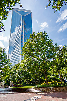 포토 JPG 해외이미지 건축양식 유리 벽돌 거리 사람없음 건물 초록색 파란색 조각상 반사 식당 맑음 도시 센터 도심 장면 랜드마크 콘크리트 해외202004 해외포토 건축물 건축 컬러 재질 날씨 조형물 상점 파일형식 이미지허브