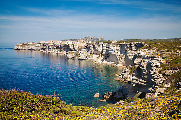 포토 JPG 해외이미지 캐릭터 유럽 모래 바다 자연 하늘 휴가 주택 풍경 사람없음 물 파란색 마을 어둠 프랑스 바위 흰색 저녁 땅 지중해 내추럴 코르시카 해외202004 해외포토 자연요소 나라 컬러 섬 건물 돌_바위 야간 생태계 파일형식 이미지허브