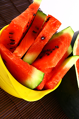 포토 JPG 해외이미지 행복 어린이 음식 컨셉 셔츠 과일 수박 건강 소년 사람없음 빨간색 초록색 물 주스 봄 아기 신선 잡기 멜론 먹기 토막 걸음마 고립 해외202004 해외포토 자연요소 계절 남자 감정 음료 컬러 상의 모션 사람 파일형식 이미지허브