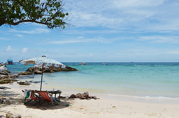 포토 JPG 해외이미지 아시아 바다 여행 우산 태국 자연 하늘 휴가 동양인 풍경 사람없음 여름 파란색 태양 침대 그늘 양산 가림막 해외202004 해외포토 자연요소 계절 나라 컬러 가구 인종 생태계 파일형식 이미지허브