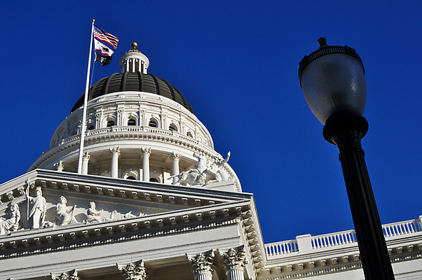 포토 JPG 해외이미지 하늘 사람없음 건물 파란색 빛 미국 깃발 캘리포니아 국회 예산 정부 정치 해외202004 해외포토 건축물 컬러 북아메리카 파일형식 이미지허브