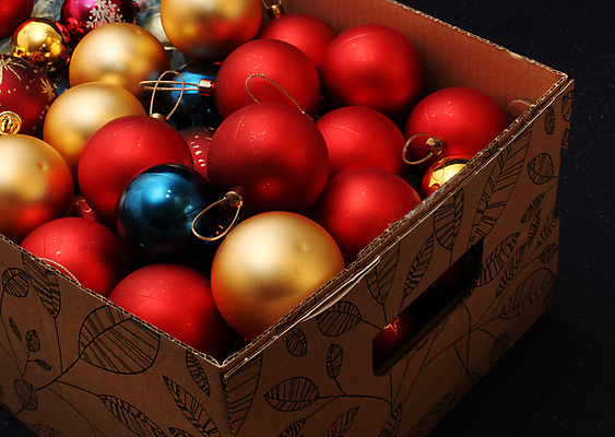 포토 JPG 해외이미지 계절 백그라운드 크리스마스 공 유리 주택 사람없음 장식 빨간색 파란색 빛 상자 상점 장식볼 황금 주식 수납 판지 해외202004 해외포토 기념일 컬러 재질 건물 금융 파일형식 이미지허브