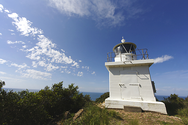 포토 JPG 해외이미지 나무 구름 응시 바다 여행 자연 하늘 벽돌 등대 항해 경고 풍경 사람없음 야외 물 여름 파란색 빛 머리 산책 화물 흰색 원형 보트 호주 정상 망토 땅 언덕 흔적 포트 타운 네비게이션 고립 해외202004 해외포토 자연요소 도형 식물 시선 계절 컬러 배_교통 휴식 신체부위 운송업 도시 오세아니아 생태계 파일형식 이미지허브