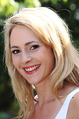 포토 JPG 해외이미지 라이프스타일 응시 여자 행복 얼굴 휴가 건강 한명 웃음 사람 청년 야외 금발 햇빛 활발 기쁨 자신감 만족 긍정 해외202004 해외포토 1 헤어스타일 시선 감정 컨셉 표정 성인 생활 신체부위 태양 파일형식 이미지허브