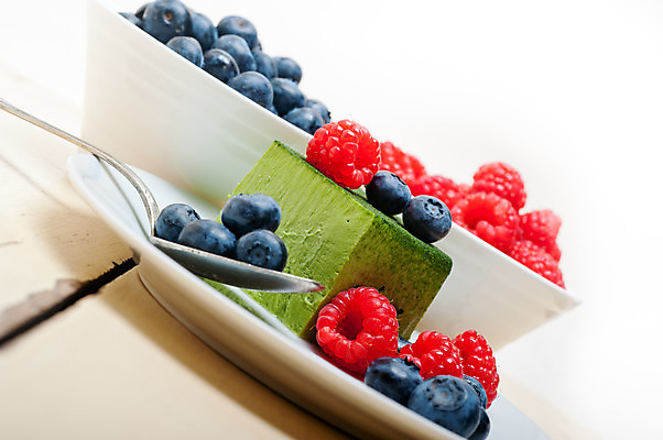 포토 JPG 해외이미지 디저트 실내 사람없음 블루베리 산딸기 무스케이크 녹차맛 해외202004 해외포토 음식 과일 내부 케이크 맛 녹차 파일형식 이미지허브