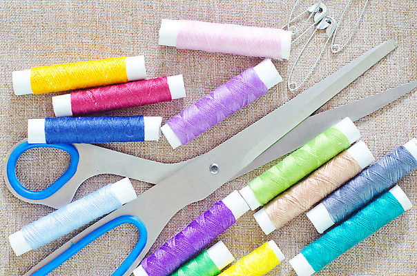 포토 JPG 해외이미지 디자인 옷 산업 줄 취미 사람없음 빨간색 초록색 파란색 노란색 유행 흰색 도구 직물 면 업무 실 수리 바느질 실크 묘사 오브젝트 싱글 땀 롤 실타래 고정 자수 섬유 얼레 재단 감싸기 고립 해외202004 해외포토 컬러 모션 작업 파일형식 이미지허브