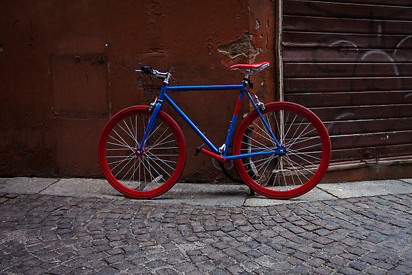 포토 JPG 해외이미지 유럽 벽 백그라운드 의자 교통시설 벽돌 거리 사람없음 빨간색 파란색 금속 자전거 검은색 이탈리아 수확 골동품 바위 도시 바퀴 클래식 부식 복고 순환 안장 깨짐 세피아 옛날 스타일 해외202004 해외포토 나라 컬러 가구 교통 컨셉 농업 모션 재질 촬영기법 바이크 돌_바위 시설 파일형식 이미지허브