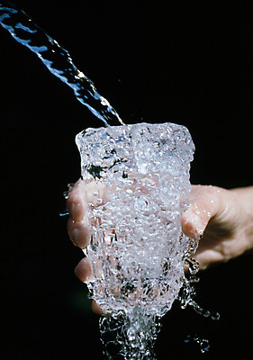 포토 JPG 해외이미지 손 유리 사람없음 물 신선 잡기 떨어짐 해외202004 해외포토 자연요소 컨셉 모션 재질 신체부위 파일형식 이미지허브