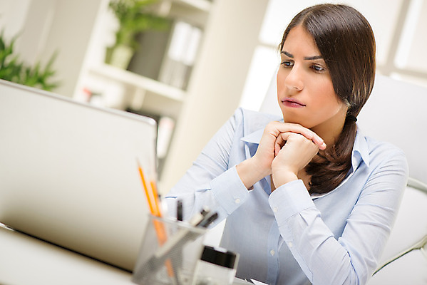 포토 JPG 해외이미지 직업 여자 생각 비즈니스 한명 앉기 가로 노트북 사무실 작업 직장인 비즈니스우먼 전문직 책상 경영자 비서 해외202004 해외포토 1 가구 모션 사람 전자제품 리더 파일형식 이미지허브