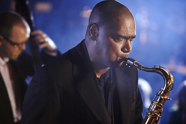 포토 JPG 해외이미지 백인 음악 2 놀이 함께함 뿔 기술 실내 한명 사람 성인 가로 30대 검은색 콘서트 공연 연주자 음악가 무대 기구 악단 불기 색소폰 집중 클럽 런던 예술가 쇼 대머리 노력 다민족 재즈 놋쇠 더블 뮤지컬 베이스 플레이어 해외202004 해외포토 서양인 직업 1 헤어스타일 컬러 컨셉 모션 현악기 문화예술 영국 이벤트 내부 장년 목관악기 파일형식 이미지허브