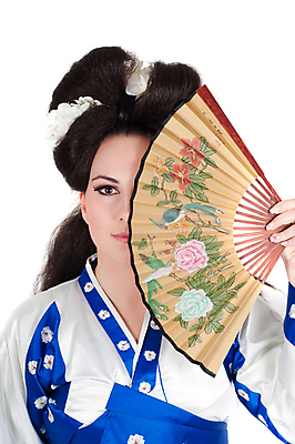 포토 JPG 해외이미지 1 전통 응시 여자 문화 얼굴 포즈 실내 한명 사람 동양인 인종 성인 목재 빨간색 파란색 갈색 머리 유행 일본 흰색 부채 화려 우아함 신비 슛 동쪽 숨김 게이샤 고립 숨기 해외202004 해외포토 나무 시선 아시아 컬러 컨셉 재료 모션 내부 신체부위 방향 파일형식 이미지허브