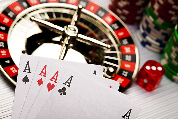 포토 JPG 해외이미지 실내 사람없음 쌓기 트럼프 포커칩 도박 카지노 주사위 흰배경 룰렛 겜블 해외202004 해외포토 백그라운드 모션 내부 놀이용품 게임 흰색 포커 파일형식 이미지허브