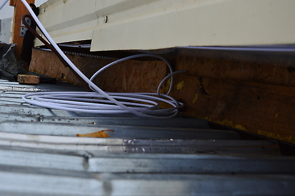 포토 JPG 해외이미지 접시 통신 하늘 지붕 안테나 사람없음 금속 디지털 텔레비전 인공위성 과학기술 옥상 무선전화기 수화기 라디오 신호 방송 아날로그 옛날 접수 채널 해외202004 해외포토 식기 재질 기술 전자제품 전화기 파일형식 이미지허브