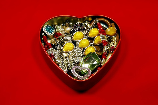 포토 JPG 해외이미지 모양 여자 기념일 백그라운드 목걸이 장신구 팔찌 휴가 불꽃 발렌타인데이 선물 사랑 사람없음 장식 빨간색 빛 상자 유행 금속 희망 놀람 하트 축하 반지 생일 화려 황금 고급 우아함 보석 다이아몬드 해외202004 해외포토 감정 컬러 컨셉 데이이벤트 재질 불 표정 사람 이벤트 광석 파일형식 이미지허브