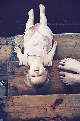 포토 JPG 해외이미지 백인 라이프스타일 응시 드레스 얼굴 분홍색 포즈 발 놀이 실내 한명 미소 목재 세로 하이앵글 갈색 계단 기쁨 수확 아기 거짓말 해외202004 해외포토 서양인 나무 1 시선 옷 감정 뷰포인트 컬러 농업 재료 표정 사람 내부 생활 신체부위 파일형식 이미지허브