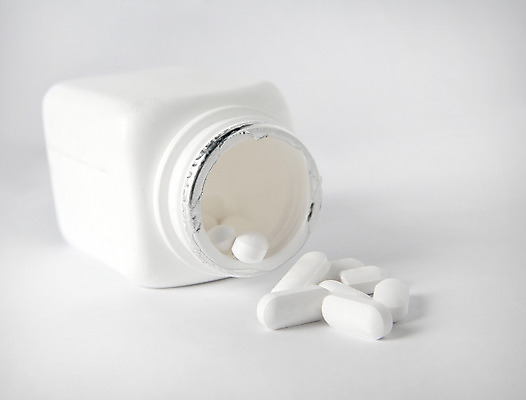 포토 JPG 해외이미지 백그라운드 컨셉 건강 사람없음 알약 약 흰색 약병 처방 쏟아짐 코로나바이러스 해외202004 해외포토 컬러 의학 모션 바이러스 병_담는 파일형식 이미지허브