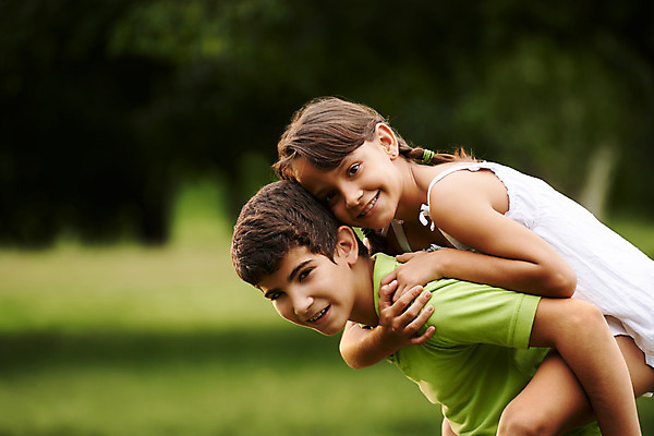 포토 JPG 해외이미지 백인 커플 공원 여자 행복 어린이 2 관계 놀이 함께함 사랑 사람 소년 야외 두명 옆모습 초록색 친구 기쁨 게임 잡기 날짜 승차 업기 히스패닉 초보 카피스페이스 해외202004 해외포토 서양인 공공시설 남자 감정 뷰포인트 컬러 컨셉 모션 공백 파일형식 이미지허브