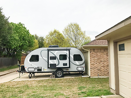 포토 JPG 해외이미지 라이프스타일 공원 도로 여행 가족 교통시설 자동차 자연 모바일 휴가 주택 풍경 사람없음 야외 목재 울타리 여행객 정원 미국 캠핑 차도 도시 판넬 중앙 승합차 캠핑장 싱글 대문 트레일러 리빙 이웃 뒤뜰 심기 카라반 텍사스 해외202004 해외포토 나무 공공시설 길 육상교통 교통 북아메리카 재료 관계 모션 승용차 레저 사람 건물 생활 담장 문 시설 생태계 캠핑카 파일형식 이미지허브