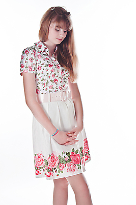 포토 JPG 해외이미지 백인 모델 1 손 응시 드레스 옷 여자 유럽 포즈 한명 미소 웃음 사람 인종 유행 화장품 화려 우아함 옷입기 고립 스타일 유일 해외202004 해외포토 서양인 시선 나라 컨셉 모션 표정 신체부위 뷰티 파일형식 이미지허브