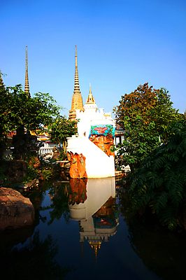 포토 JPG 해외이미지 아시아 종교 조각 백그라운드 불교 건축양식 태국 자연 하늘 그림자 미술 동양인 사람없음 야외 물 파란색 사찰 황금 방콕 해외202004 해외포토 자연요소 건축 나라 컬러 종교건축 문화예술 인종 생태계 파일형식 이미지허브