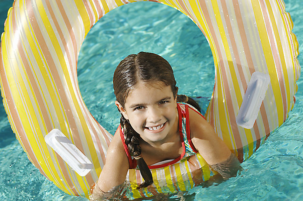 포토 JPG 해외이미지 주간 여자 수영복 여유 어린이 수영장 한명 상반신 야외 앞모습 여름휴가 바캉스 튜브 소녀한명만 해외202004 해외포토 자연요소 1 옷 감정 뷰포인트 휴가 사람 여자한명만 소녀만 파일형식 여름_계절 이미지허브