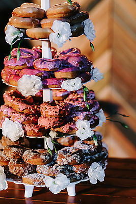 포토 JPG 해외이미지 손 커플 드레스 꽃 음식 분홍색 결혼 백그라운드 꽃무늬 탁자 결혼식 디저트 사랑 사람 이벤트 사람없음 장식 초록색 장미 파티 케이크 초콜릿 보라색 흰색 축하 고급 달콤 맛 크림 해외202004 해외포토 식물 옷 감정 컬러 가구 컨셉 무늬 관계 신체부위 파일형식 이미지허브