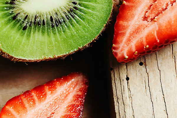 포토 JPG 해외이미지 디자인 계절 열매 음식 조각 백그라운드 다이어트 과일 자연 탁자 딸기 디저트 건강 키위 사람없음 목재 빨간색 초록색 흰색 신선 달콤 맛 자르기 유기농 질감 패키지 숙성 엘리먼트 해외202004 해외포토 나무 식물 웰빙 컬러 가구 컨셉 재료 모션 생태계 파일형식 이미지허브