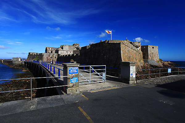 포토 JPG 해외이미지 유럽 바다 섬 여행 건축양식 하늘 영국 사람없음 건물 물 도시풍경 일출 황혼 일몰 보트 성 수비 군용 신화 포트 타운 해외202004 해외포토 자연요소 건축물 건축 나라 배_교통 모션 군대 풍경 노을 도시 파일형식 이미지허브