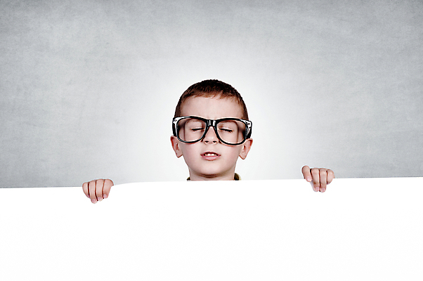 포토 JPG 해외이미지 백인 1 손 배너 응시 남자 행복 포스터 종이 얼굴 어린이 백그라운드 학교 광고판 한명 미소 사람 소년 머리 우주 공백 기쁨 방 흰색 잡기 신용카드 발표 메시지 유머 사인 화이트보드 보여주기 시트 고립 해외202004 해외포토 서양인 시선 교육 감정 컬러 모션 알림판 표정 신체부위 금융 판 파일형식 이미지허브