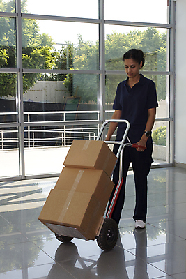 포토 JPG 해외이미지 백인 1 옷 여자 유럽 유니폼 신체 교통시설 노동자 기술 한명 사람 성인 옆모습 상자 쌓기 걷기 흰색 업무 작업 가득함 배송 짐차 길이 판지 서쪽 취급주의 해외202004 해외포토 서양인 직업 나라 뷰포인트 컬러 교통 모션 자동차 경고 방향 시설 파일형식 이미지허브