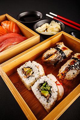 포토 JPG 해외이미지 젓가락 검은배경 실내 사람없음 초밥 나무상자 간장 종지 모듬초밥 롤스시 생강초절임 연어초밥 일본음식 해외202004 참치초밥 해외포토 그릇 음식 백그라운드 수저 내부 상자 검은색 양념 연어 모듬 절임 파일형식 이미지허브