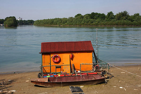 포토 JPG 해외이미지 자연 휴식 주택 풍경 사람없음 야외 물 파란색 강 보트 숲 리빙 세르비아 해외202004 해외포토 자연요소 컬러 컨셉 배_교통 건물 생태계 파일형식 이미지허브