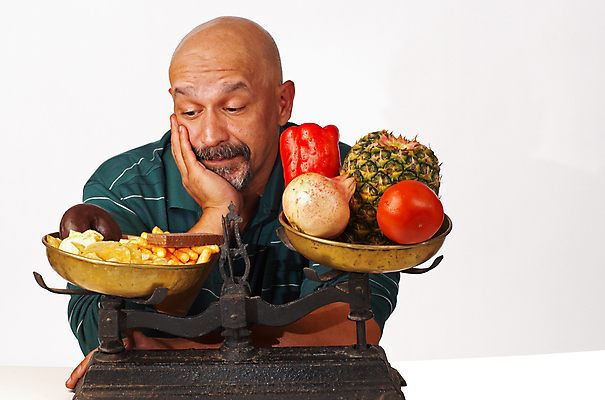 포토 JPG 해외이미지 40대 다이어트 과일 건강 사탕 저울 한명 가로 초콜릿 좌절 선택 도넛 정크푸드 유혹 배고픔 날씬함 대머리 후회 규율 잘못 해로움 카피스페이스 해외202004 해외포토 1 헤어스타일 감정 중년 컨셉 디저트 사람 공백 몸매 파일형식 이미지허브