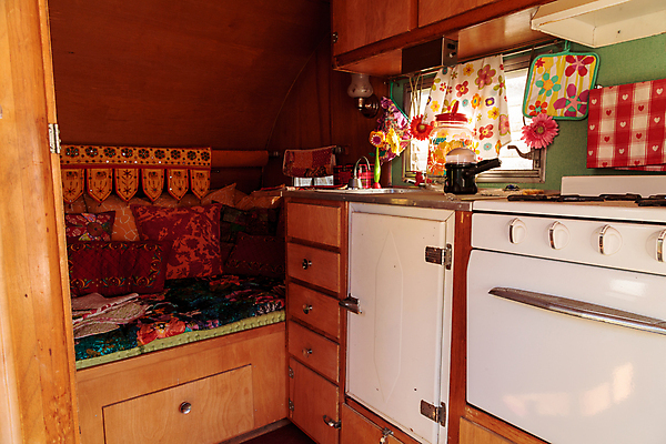 포토 JPG 해외이미지 여행 교통시설 주택 항해 사람없음 트래킹 캠핑 수확 골동품 시골집 복고 원정 카라반 해외202004 해외포토 교통 농업 배_교통 레저 건물 시설 캠핑카 파일형식 이미지허브