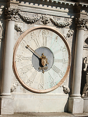 포토 JPG 해외이미지 벽 시계 조각 여행 휴가 벽돌 미술 사람없음 장식 조각상 여행객 이탈리아 궁전 발코니 바위 기둥 대문 과거 대리석 베네치아 고딕 르네상스 명승지 안뜰 해외202004 해외포토 건축 유럽 컨셉 고건축 재료 문화예술 사람 풍경 조형물 문 돌_바위 파일형식 이미지허브